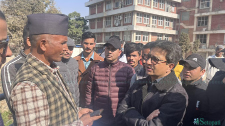 मृतकका आफन्तसँग कुरा गर्दै कांग्रेस सांसद उदयशमशेर राणा। तस्बिरः निशा भण्डारी/सेतोपाटी