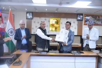 स्वास्थ्य तथा जनसंख्या मन्त्रालयमा आयोजित कार्यक्रममा स्वास्थ्य तथा जनसंख्या मन्त्री प्रदीप पौडेललाई सिकलसेल एनिमिया तथा थालसिमियाको बिरामीका लागि भ्याक्सिन हस्तान्तरण गर्दै नेपालका लागि भारतीय राजदूत नवीन श्रीवास्तव। तस्बिरः स्वास्थ्य मन्त्री पौडेलको सचिवालय।