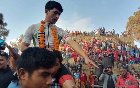 लिगलिगे साइकल दौडको उपाधि जितेका लक्ष्मण मल्ल। तस्बिरः सेतोपाटी