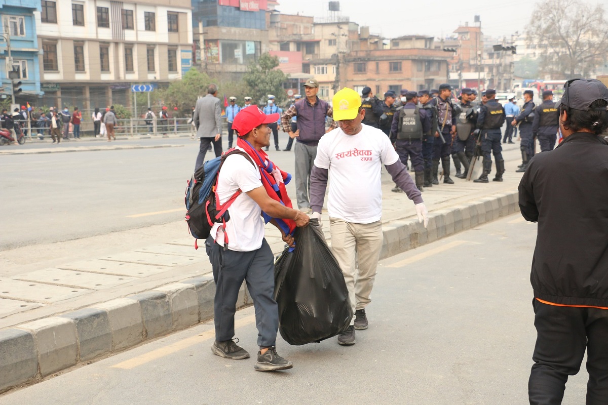 कार्यक्रम स्थलको फोहोर आफै सफा गरेकोमा मेयर बालेनले दिए राप्रपालाई धन्यवाद