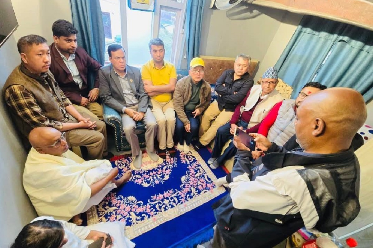 अध्यक्ष लिङ्देनसहित राप्रपा नेताहरूले भेटे तीनकुने घटनामा मृत्यु भएका रजकका परिवारलाई