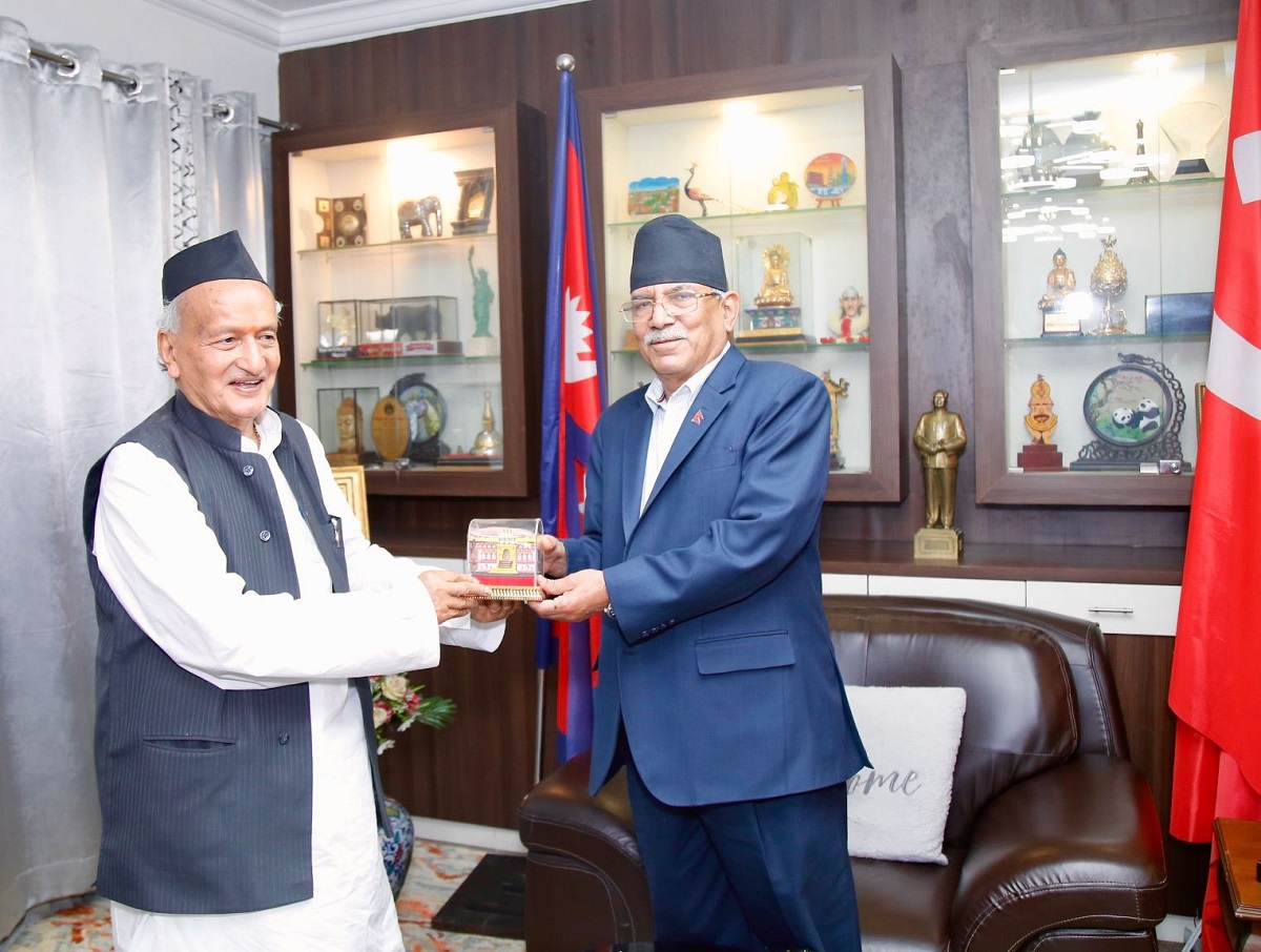 खुमलटार पुगेर प्रचण्डलाई भेटे भाजपा नेता कोश्यारीले
