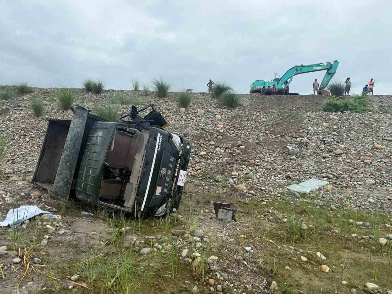 नेपाली सेनाका सिपाही चढेको गाडी पल्टिँदा ४ जना घाइते