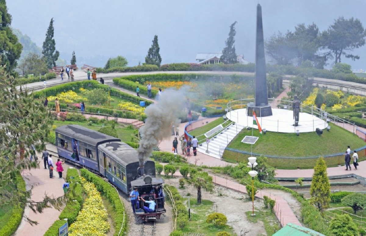 युनेस्को विश्व सम्पदामा अंकित सन् १८८१ मा निर्मित दार्जिलिङ हिमालय रेल 'बतासे लुप' भनिने घुम्ती पार गर्दै। तस्बिर: darjeeling.gov.in