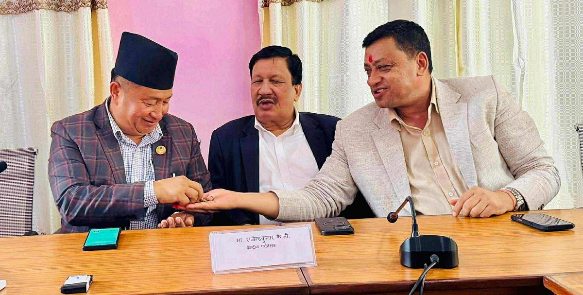 मुख्यमन्त्री लामा, सहजीकरणका लागि खटिएका राजन केसी र संसदीय दल नेता बानियाँ।