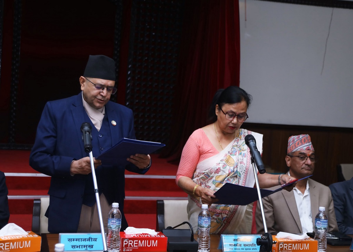 राज्य व्यवस्था समिति सभापति ईश्वरीदेवी न्यौपानेले लिइन् शपथ