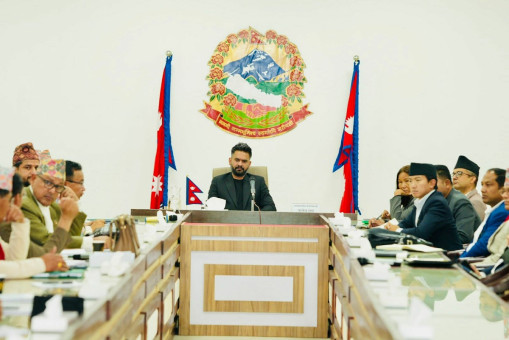 प्रधानमन्त्री र सांसदहरू छलफल गर्दै।