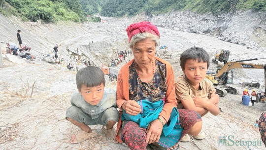 दुई नातिसँगै सुकुमाया तामाङ। तस्बिर: मनोज सत्याल/सेतोपाटी।