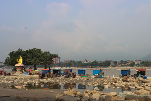 बगर बनेको नारायणी किनारमा फर्कन थाले व्यापारी, भन्छन् – यस्तो रूप देख्दा रून मन लाग्छ (तस्बिर)