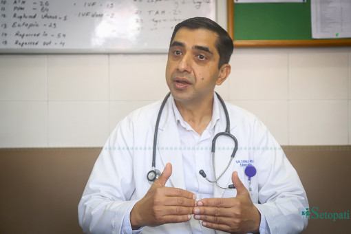 परोपकार प्रसूति गृहका निर्देशक एवं स्त्री तथा प्रसूति रोग विशेषज्ञ डा. श्रीप्रसाद अधिकारी सेवाग्राहीसँग कुरा गर्दै। तस्बिरः निशा भण्डारी/सेतोपाटी