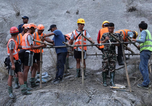 सुरूङको मुख खोल्ने काममा जुटेका उद्धारकर्मीहरू।
