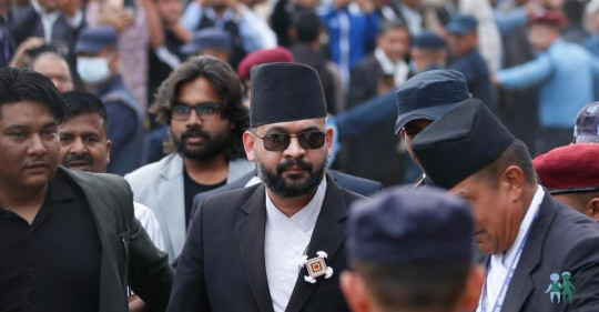 बालेनले शपथ लिँदा छातीमा लगाएको के हो?