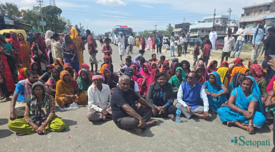 बालिका सार्वजनिक गर्न माग गर्दै प्रहरी कार्यालय अगाडि प्रदर्शन गरिरहेका उनका आफन्त।