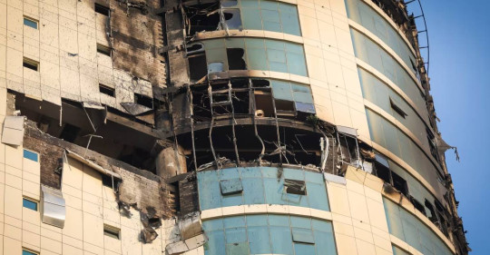 बहराइनमा इरानी हमलाबाट क्षतिग्रस्त भवन। तस्बिरः गेटी इमेज।