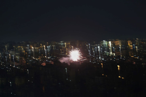 युद्धविरामको खुसीयालीमा बेरूतमा हवाई फायर र आतिसबाजी। तस्बिरः रासस/एपी।