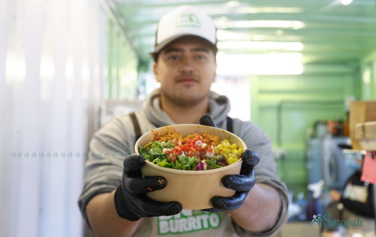 'बिग बुरिटो' को बुरिटो बाउल देखाउँदै कर्मचारी। तस्बिरः नवीनबाबु गुरूङ/सेतोपाटी