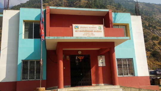 बाढीले बगाएको गाउँपालिका भवन। तस्बिर स्रोत: विश्वविजय पाण्डे