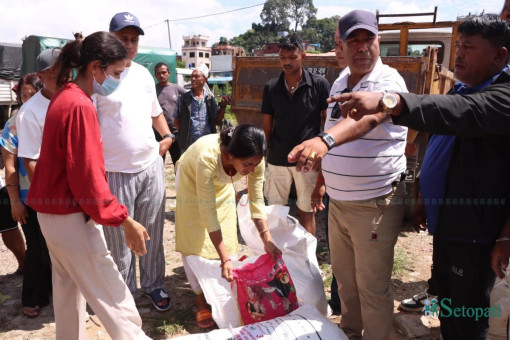 'त्रिपाल टाँग्ने ठाउँ त छैन, अब कहाँ फर्किनु'