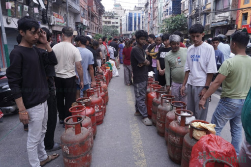 कृष्णभीर पहिरोको प्रभाव- चुलिँदै ग्यास अभाव, लाइनमा उपभोक्ता (तस्बिरहरू)