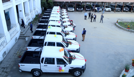 फाइल तस्बिर : २०७९ सालको निर्वाचनमा भारतले दिएका गाडीहरु।