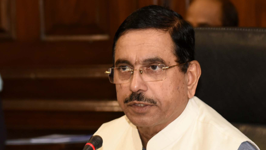 भारतमा धर्मेन्द्र प्रधानले राजीनामा दिएपछि प्रह्लाद जोशीलाई शिक्षा मन्त्रालयको जिम्मेवारी