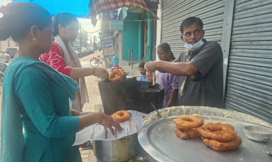 ठेलामा बेच्छन् डोनट–मटर, दैनिक २० हजारको कारोबार