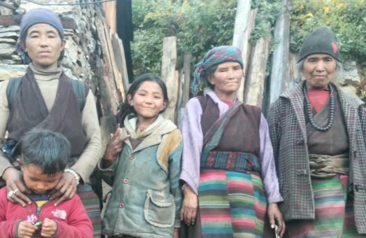 मिङ्मा डोमा आफ्ना छोराछोरी र परिवारका सदस्यसँग। असोज २५ गते बिहान सबेरै उत्तरी गोरखाको चुमनुब्रीमा आएको भेलबाढीमा बुबा र श्रीमान गुमाएपछि चार बच्चाकी आमा मिङ्मा डोमा बेसहारा बनेकी छन्। तस्बिर सौजन्य: लोबसाङ लामा