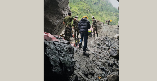 ३०० जना फसेको आशंका गरिएको माथिल्लो त्रिशूली-१, सुरूङको लेदो फाल्दै उद्धार टोली