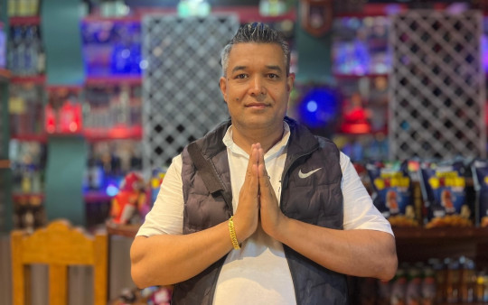सानैमा लेते छाडेर बेनीलाई कर्मथलो बनाएका टंक श्रेष्ठ अहिले अहिले व्यस्त क्षेत्रमा ठूलो लजका मालिक बनेका छन्।  तस्बिर: सुरेन्द्र फुयाल