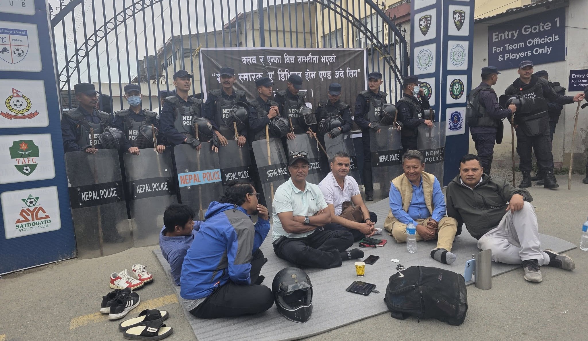 एन्फा मुख्य गेटको सडकमा क्लबहरूको रिले अनसन