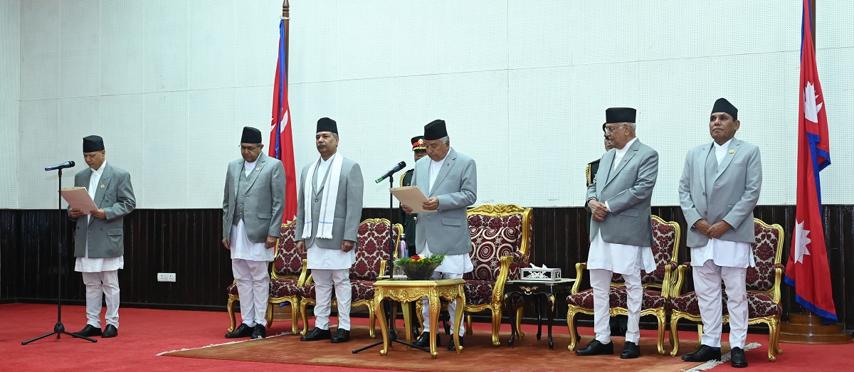 नवनियुक्त शिक्षा मन्त्री रघुजी पन्तले लिए शपथ