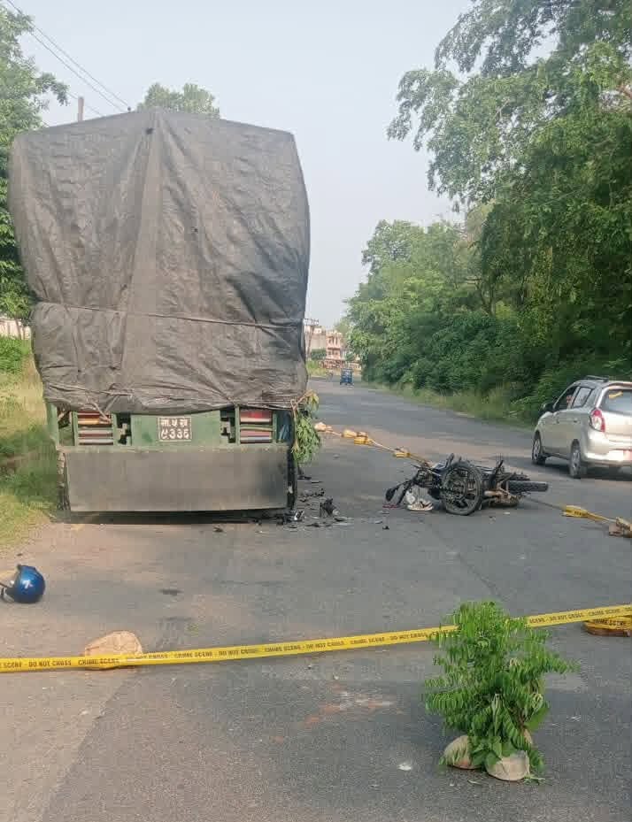 दुर्घटनाग्रस्त मोटरसाइकल र रोकिराखेको ट्रक।