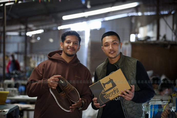 जुनैद अहमद मिया (बायाँ) र उनका सहकर्मी। तस्बिरः नवीनबाबु गुरूङ/सेतोपाटी