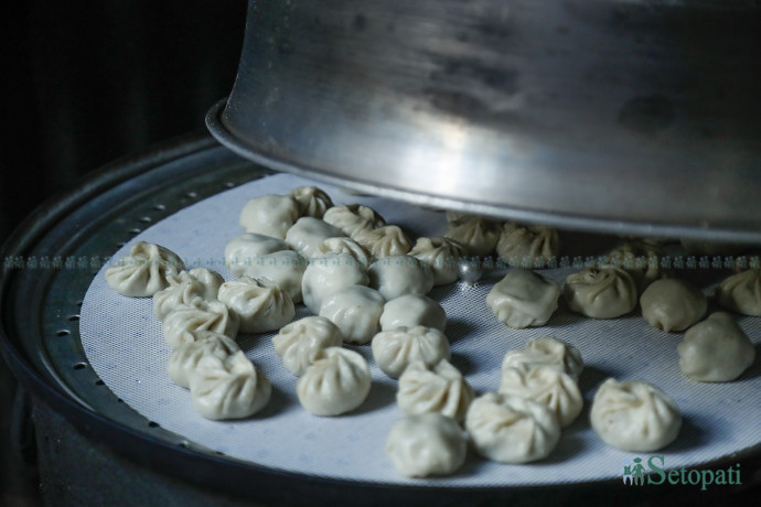 दाउरा मःःममा पाक्दै गरेको मःम। तस्बिरः नवीनबाबु गुरूङ/सेतोपाटी