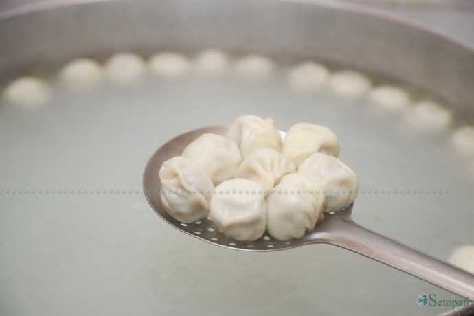 राजेन मःम पसलमा पाकिरहेको मःम। तस्बिरः नवीनबाबु गुरूङ/सेतोपाटी