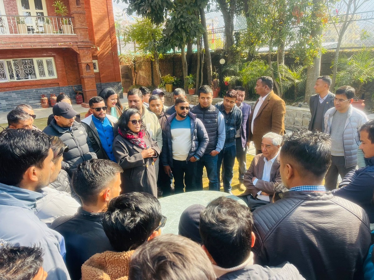 बूढानिलकण्ठस्थित निवासमा पुगेर सभापति देउवालाई ध्यानाकर्षण गराउँदै नेविसंघ केन्द्रीय सदस्यहरू।