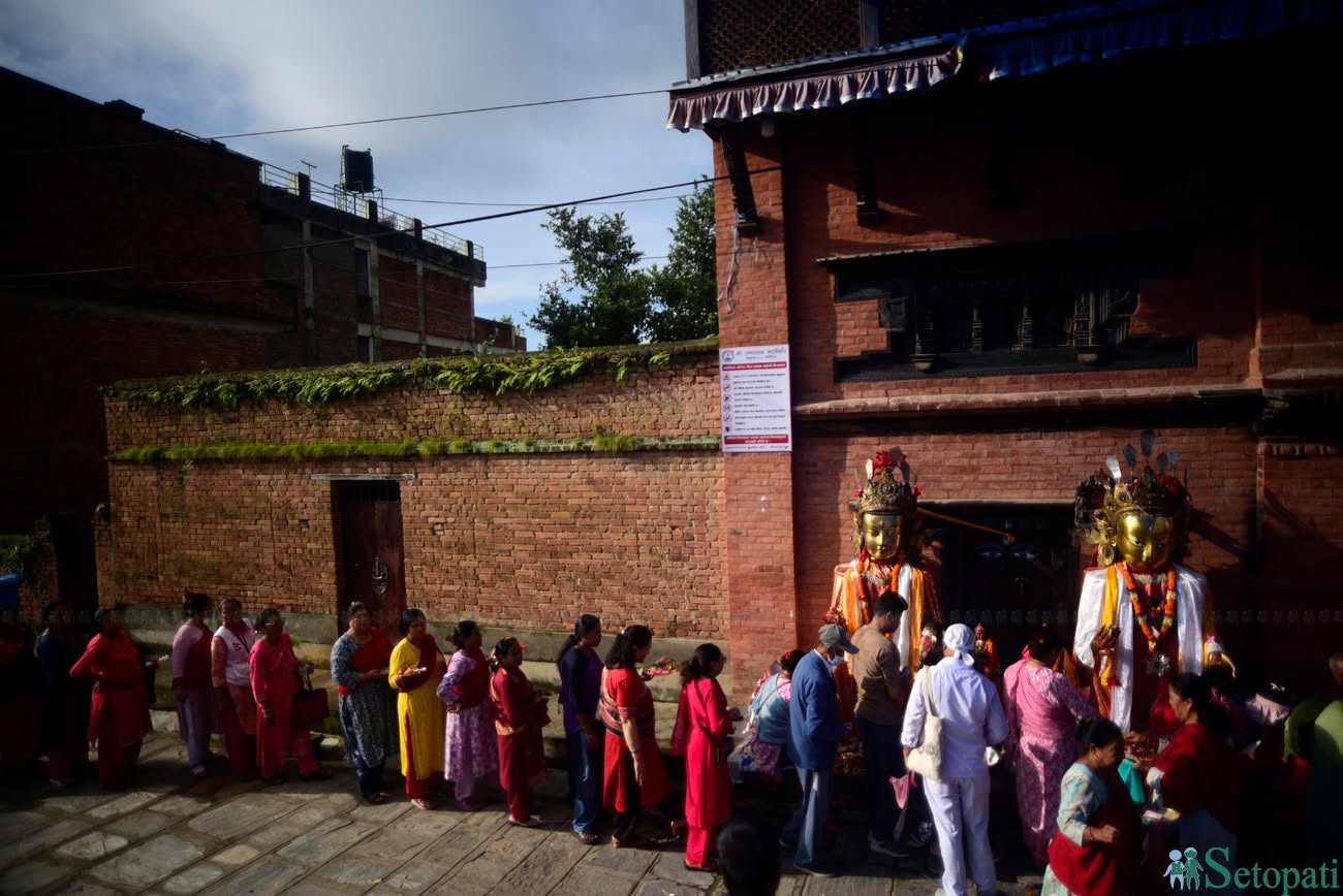 जुगः चःह्रे वा पञ्चदानको दिन कीर्तिपुरमा रहेको  जगतपाल महाविहार चिलंच्वमा दिपंकर बुद्ध र आजुहरूलाई  धान, चामल, नुन, पैसा र गेडागुडी लगायतका पाँच वस्तुहरू दान दिन लाइनमा बस्दै भक्तजनहरू। तस्बिर: नारायण महर्जन/सेतोपाटी