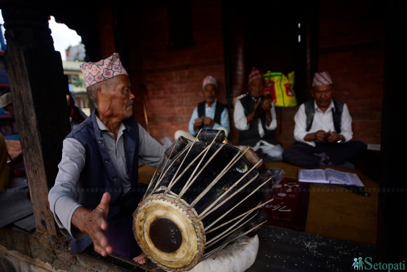 जगतपाल महाविहार चिलंच्व परिसरमा पश्चिमा बाजा बजाउँदै भक्तजनहरू। तस्बिर: नारायण महर्जन/सेतोपाटी