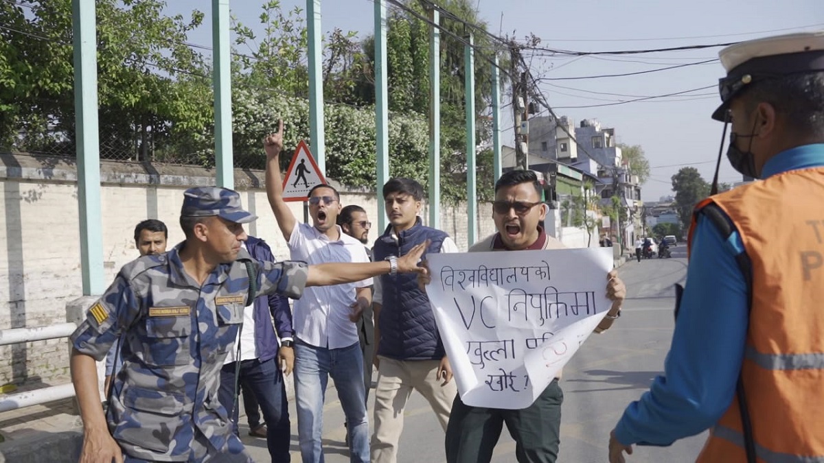 प्रधानमन्त्रीविरूद्ध बालुवाटारमा नेविसंघको प्रदर्शन