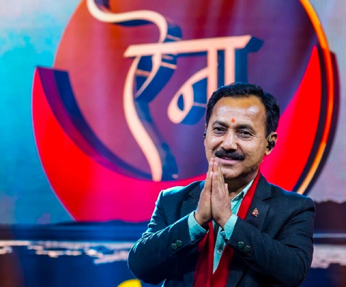 टेलिभिजन कार्यक्रम ऐना सञ्चालन गर्दै कांग्रेस महामन्त्री विश्वप्रकाश शर्मा