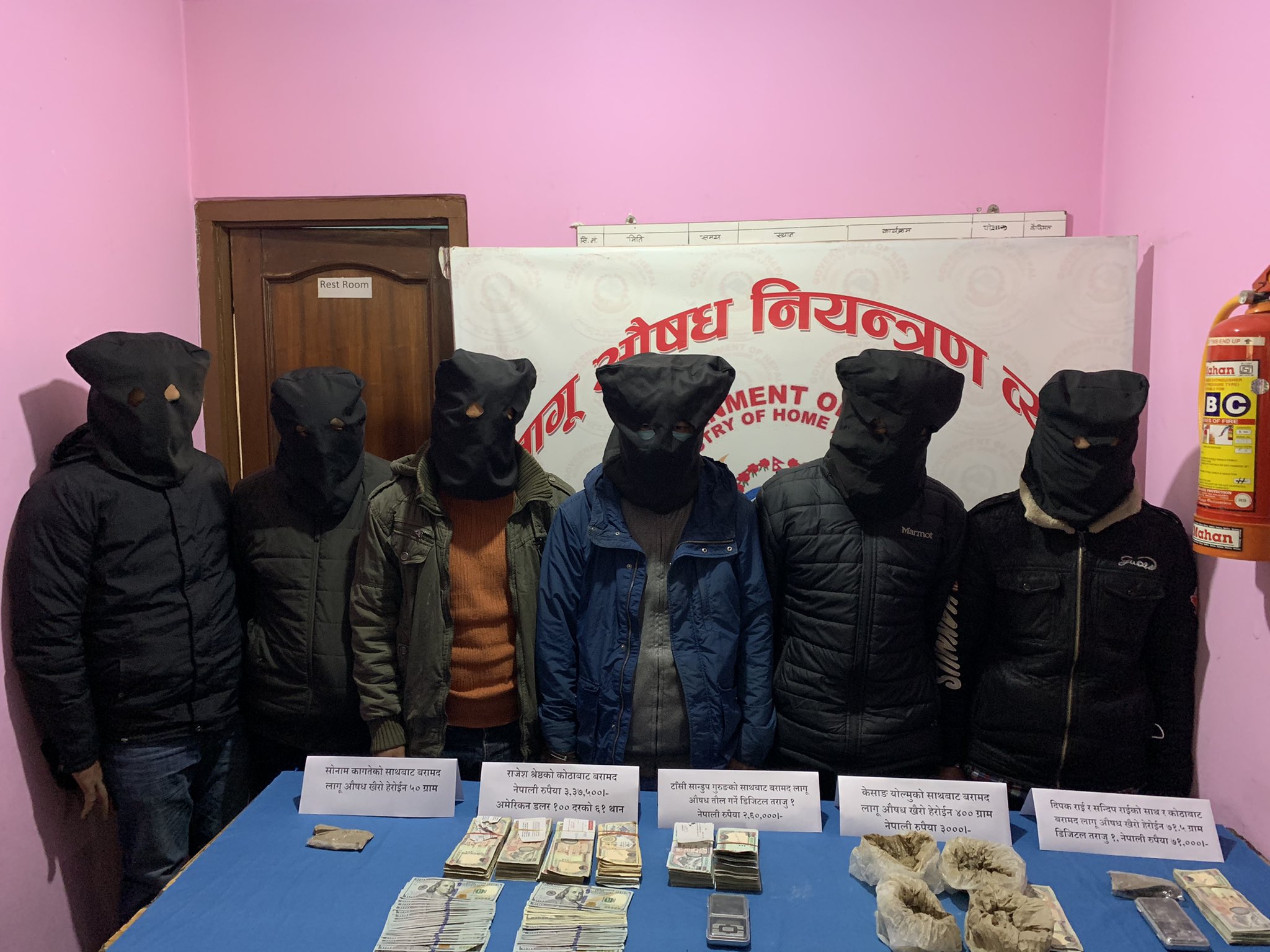 राजधानीमा ब्राउनसुगर कारोबारको सञ्जाल सञ्चालन गर्ने समूहका सदस्यहरू। तस्बिर: खिलानाथ ढकाल/सेतोपाटी