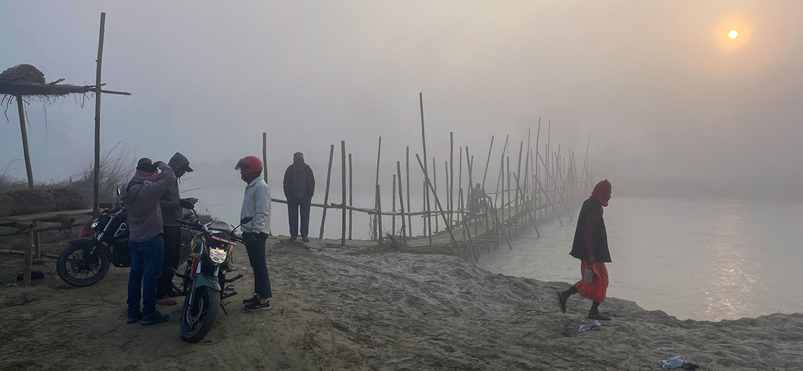 धनुषा–सिरहा जोड्न कमला नदीमा बनाइएको  काठे पुलबाट आवतजावत गर्दै सर्वसाधारण। पुलमा पैदल यात्री र साइकल यात्रीले निशुल्क तथा मोटरसाइकल यात्रीले  पैसा तिरेर आवतजावत गर्न पाउँछन्। हुलाकी राजमार्गअन्तर्गतको पक्की पुल सञ्चालन अघि नै बाढीले भासिएपछि करिब १४ वर्षदेखि सर्वसाधारणले समस्या भोग्दै आएका छन्। तस्बिरः अमरेन्द्रकुमार यादव/रासस