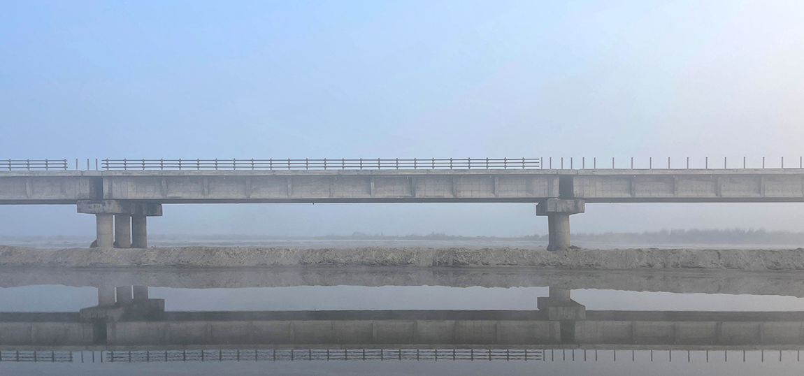 धनुषा–सिरहा जोड्ने हुलाकी राजमार्गअन्तर्गत कमला नदीमा भासिएको पुल। सञ्चालनमा आउनुअघि नै नदीमा आएको बाढीले भासिएको पुल करिब १४ वर्ष बितिसक्दा पनि निर्माण सम्पन्न हुन सकेको छैन। पुल निर्माण सम्पन्न नहुँदा  सर्वसाधारणलाई आवतजावतमा निकै कठिनाइ भइरहेको छ। तस्बिरः अमरेन्द्रकुमार यादव/रासस