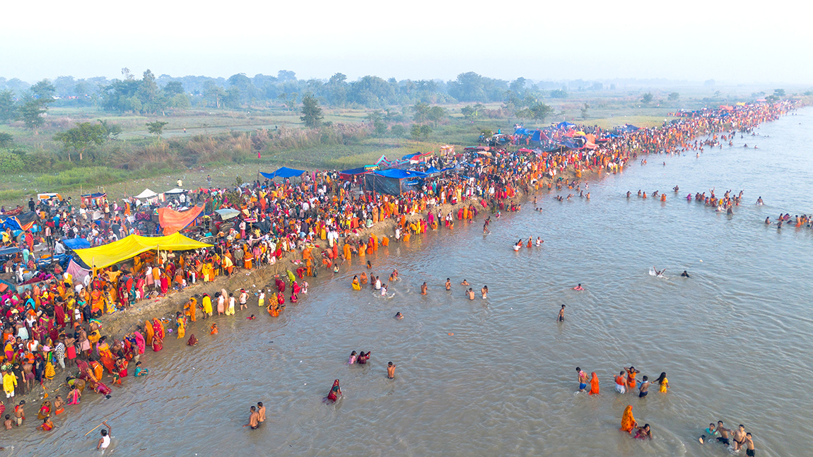 कार्तिक पूर्णिमाको अवसरमा धनुषाको जनकनन्दिनी गाउँपालिका–१ स्थित कमला नदीको इनर्वा घाटमा बुधबार कार्तिक स्नान गर्न आएका भक्तजनहरूको घुइँचो। तस्बिरः अमरेन्द्रकुमार यादव / रासस