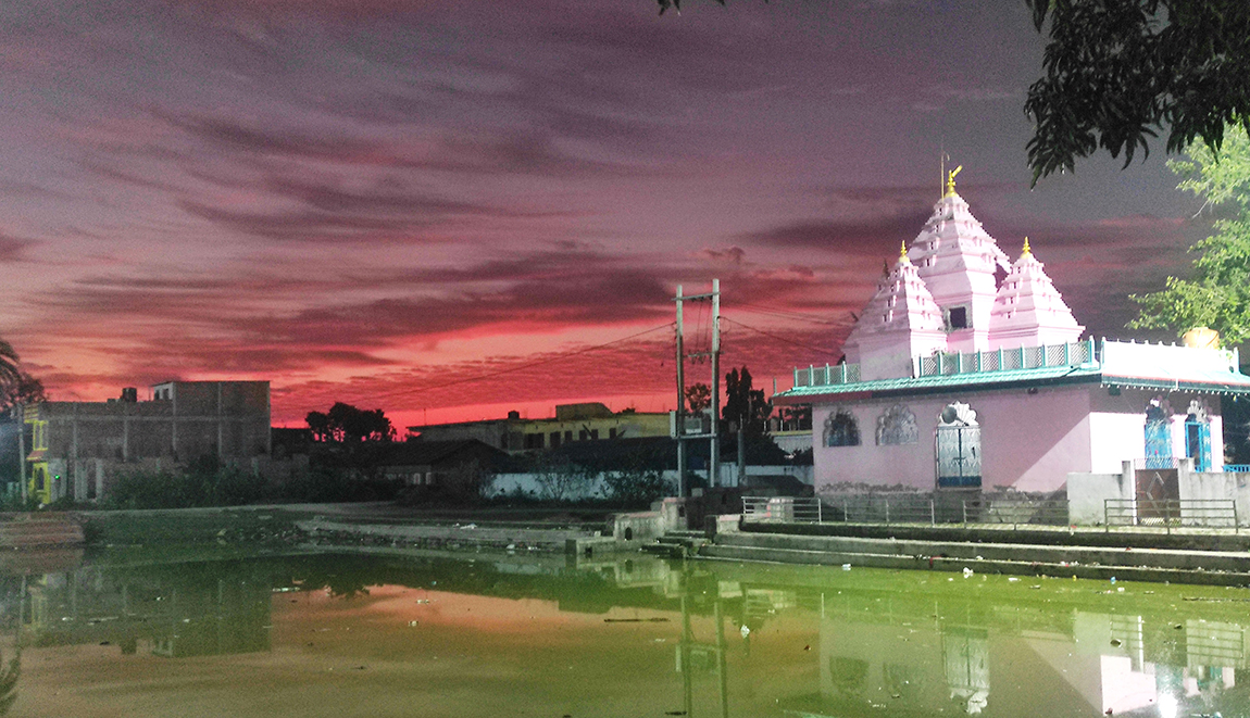 सप्तरीको राजविराज नगरपालिका-३ स्थित कल्टुपोखरीबाट बिहीबार बिहान देखिएको कल्टुपोखरी र बेष्णवी काली मन्दिर तथा सूर्याेदयको  समयमा देखिएको रंगीन आकाश। तस्बिर: अरूणकुमार यादव/रासस