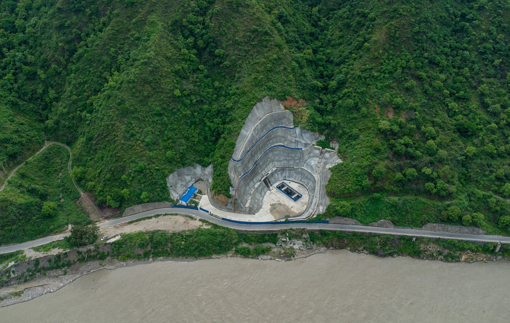 सिन्धुलीको सुनकोशी गाउँपालिका–७ स्थित कानढुंग्रे (खुर्कोट) नजिक निर्माण भइरहेको नेपाल सरकारको राष्ट्रिय गौरव आयोजना सुनकोशी मरिन डाइभर्सन बहुउद्देशीय आयोजना अन्तर्गतको टिबिएम एक्जिट प्लेटफर्मको हवाई दृश्य। तस्बिरः अमरेन्द्रकुमार यादव/ रासस