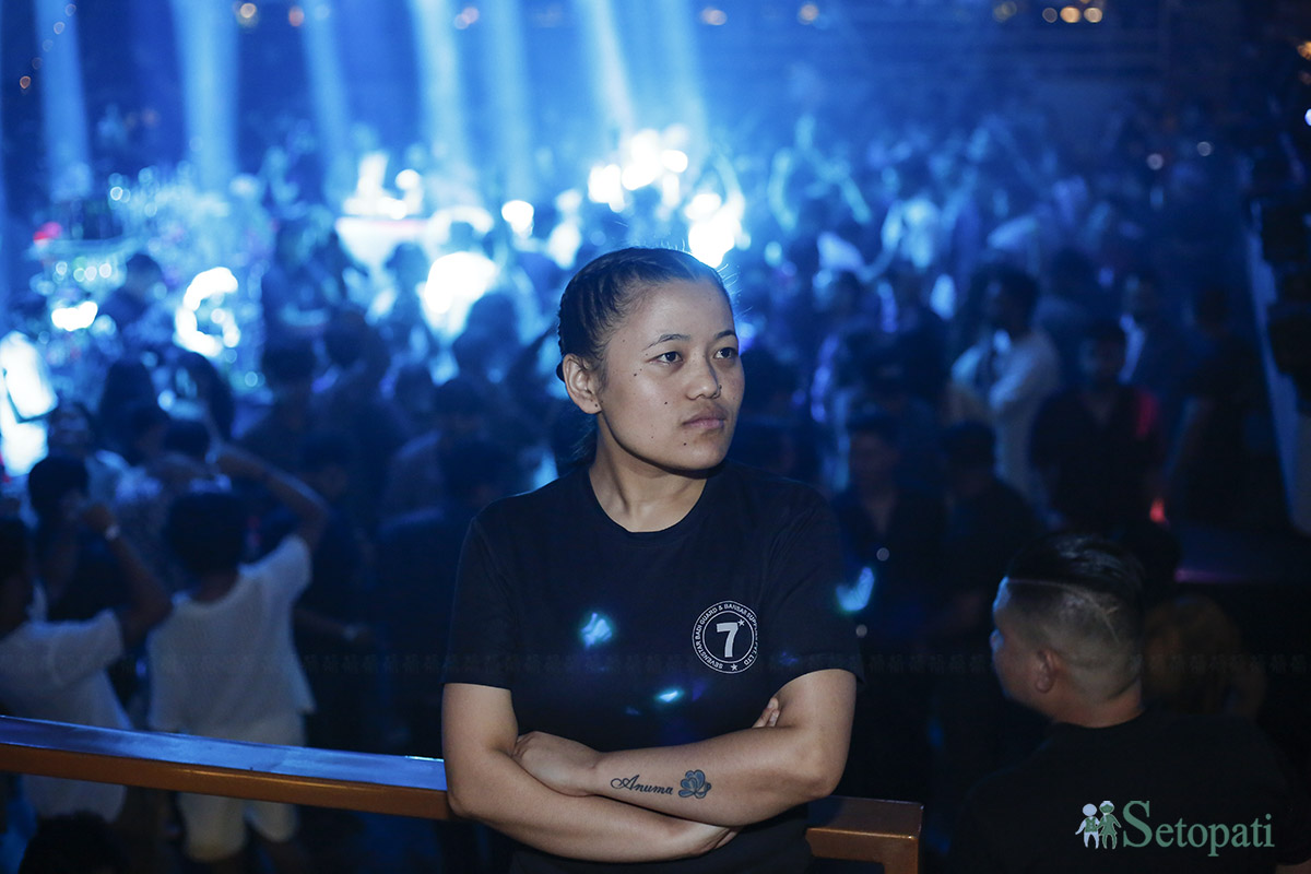 एलओडी क्लबकी महिला बाउन्सर अनुमा तामाङ। तस्बिरहरू: नवीनबाबु गुरूङ/सेतोपाटी