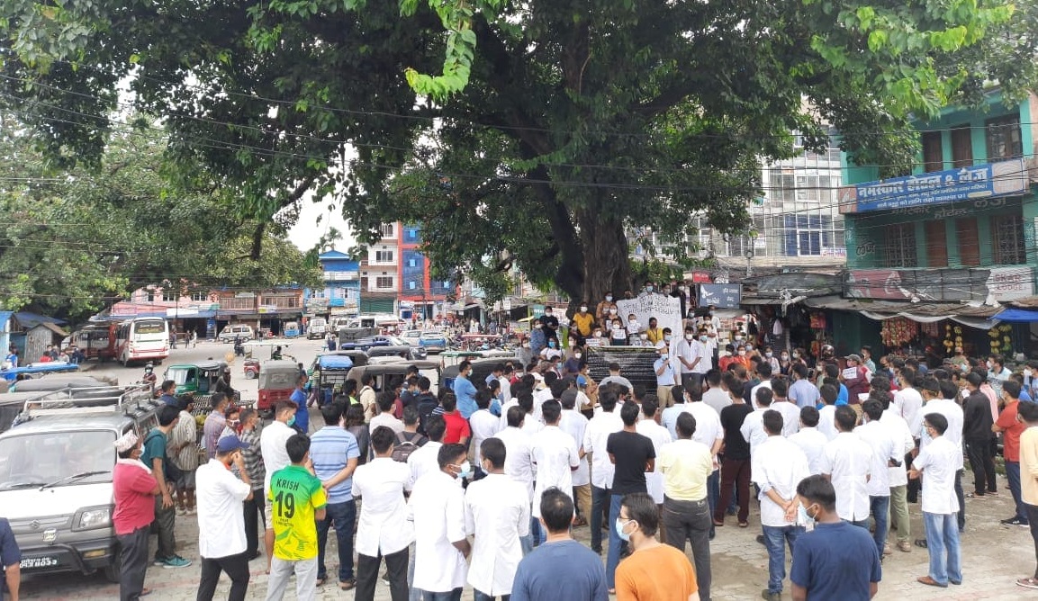 बिपी प्रतिष्ठानमा आन्दोलन गरिरहेका स्वास्थ्यकर्मीहरू। तस्बिर : सेतोपाटी