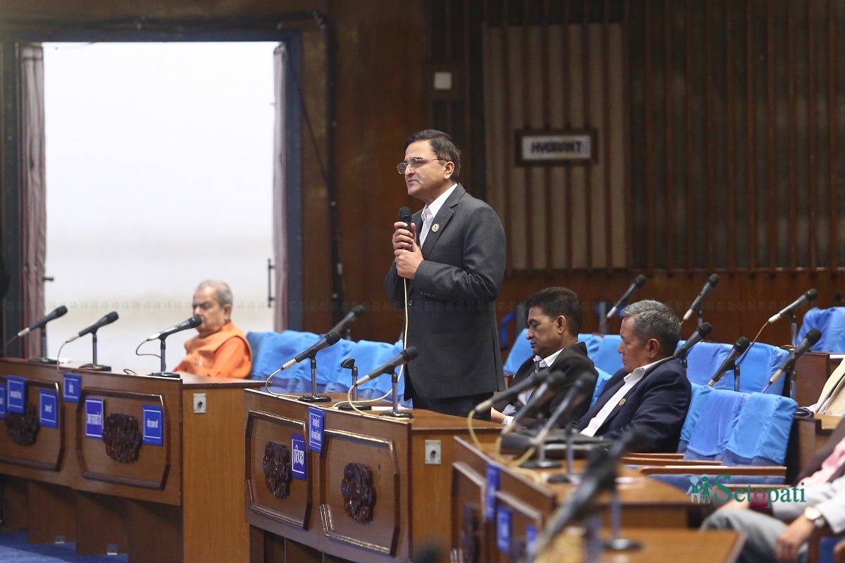रास्वपालाई योगेशको प्रश्न- प्रधानमन्त्रीले प्वाल पारिसकेको डुंगामा बसेर कता जाँदै हुनुहुन्छ? (भिडिओ)