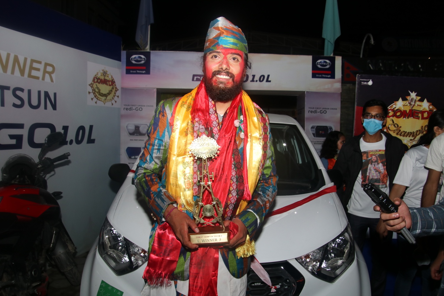 विजेताको उपहार लिँदै भरतमणि पौडेल।